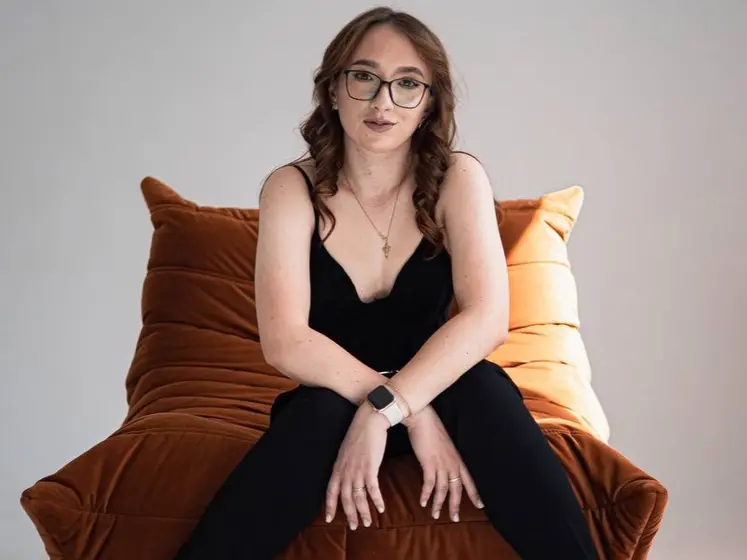 Annabella-kiss live webcam