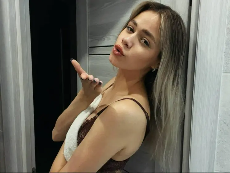 Emillyhot live webcam
