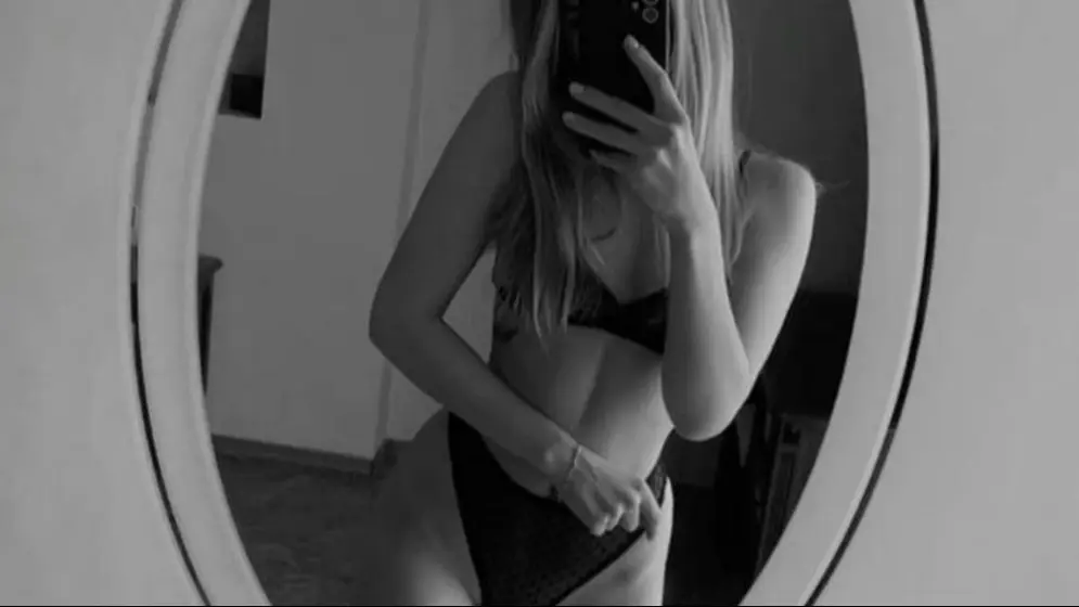 Mia28 live webcam