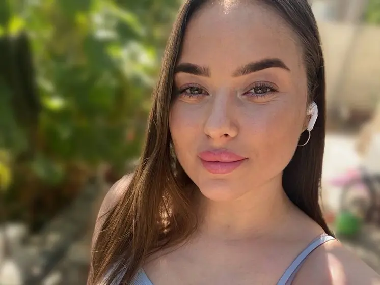 YourLilia live webcam